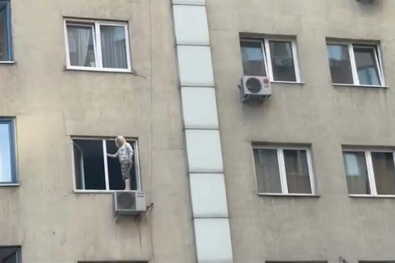 Almatyda kópqabatty úıdiń terezesinen sekirmek bolǵan áıel qutqaryldy