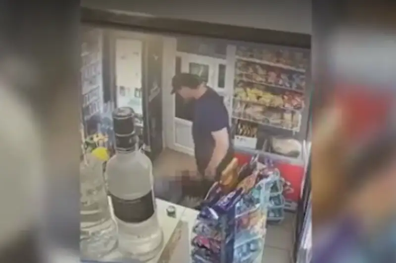 Ақтауда ер адам дүкенге шабуыл жасап, сатушы әйелді аяусыз тепкілеген