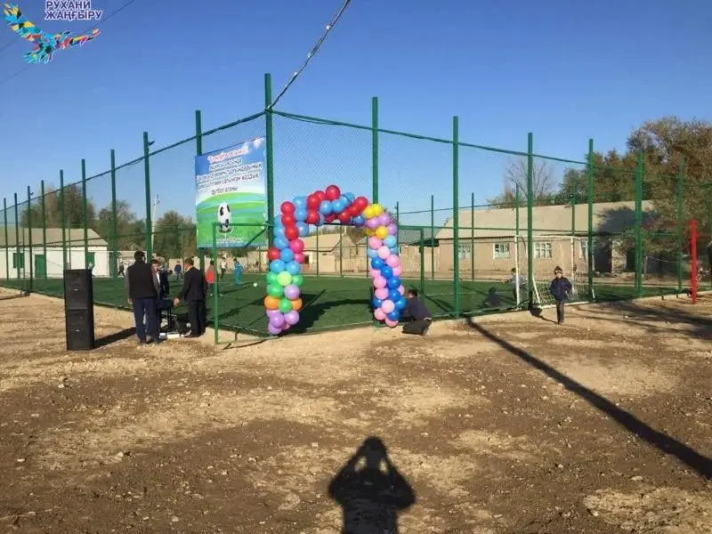 Báıdibek aýdanynda aýyl jastary úshin fýtbol alańy ashyldy