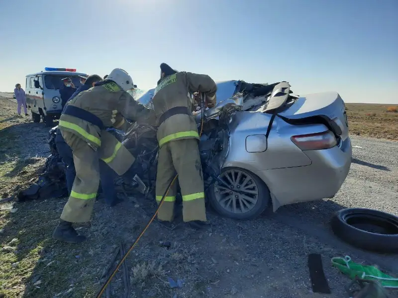 Batys Qazaqstanda júk kóligine soǵylǵan Toyota Camry júrgizýshisi kóz jumdy