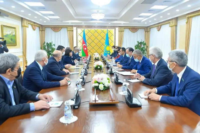 Máýlen Áshimbaev Ázerbaıjan Mıllı Medjlısiniń Spıkeri Sahıba Gafarovamen kezdesti