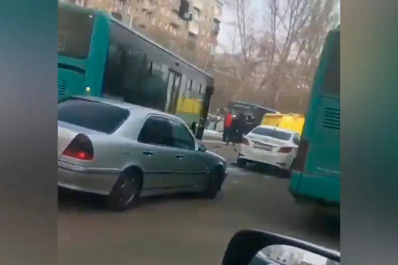 Qaraǵandyda jedel járdem kóligi avtobýspen soqtyǵysty