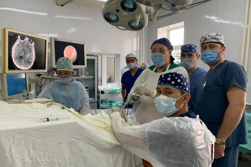 Qazaqstandyq hırýrgtar alǵash ret mıdyń gematomasyn  trepanatsııasyz alyp tastady