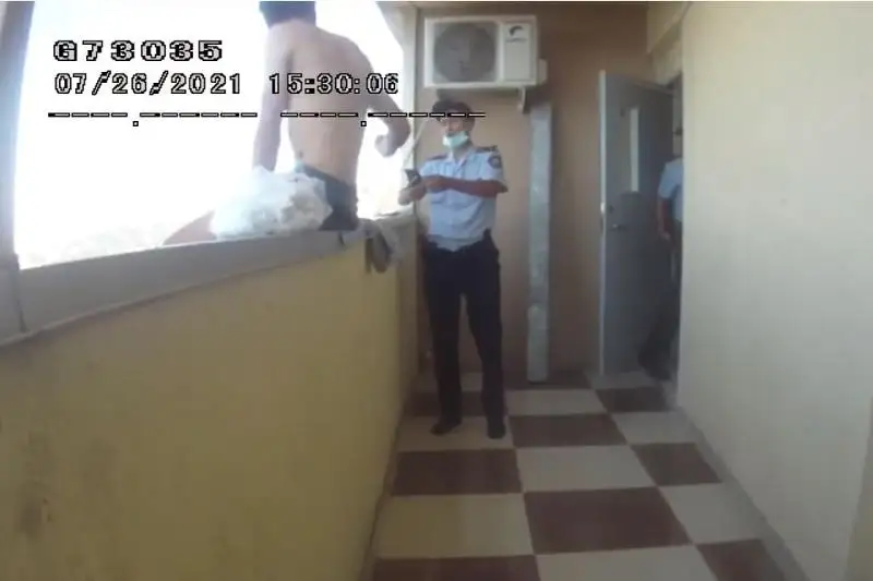 Алматыда полицейлер 16-қабаттан секіріп өлмек болған жігітті райынан қайтарды