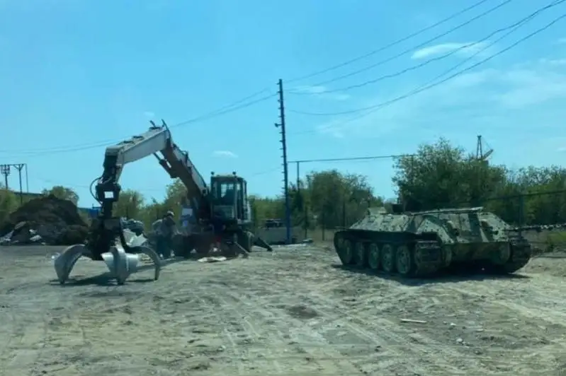 Aqtóbede áldebireý metall qabyldaıtyn orynǵa áskerı tank ótkizgen