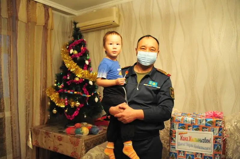 «Новогоднее чудо» дарят ветеранам и детям военнослужащие Семея