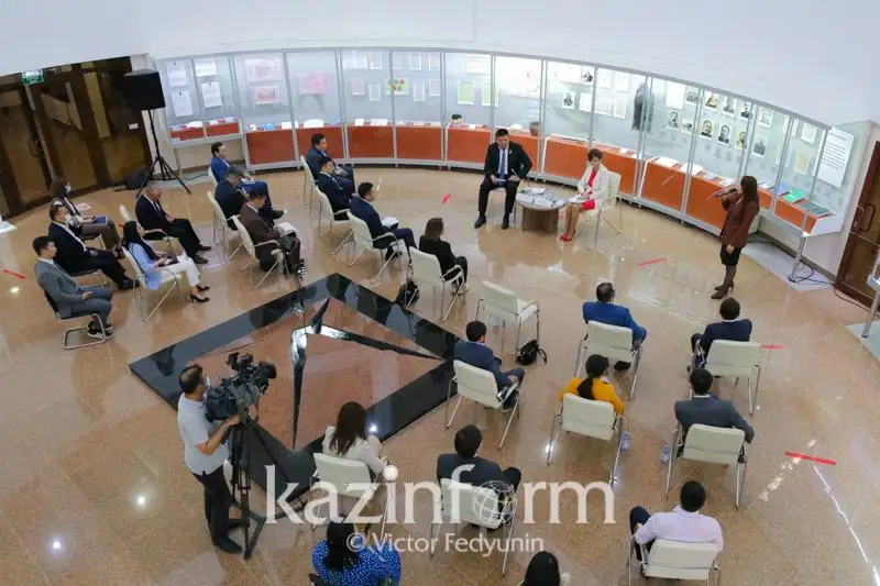 Aıda Balaeva ALJIR kesheninde jas tarıhshylarmen kezdesti