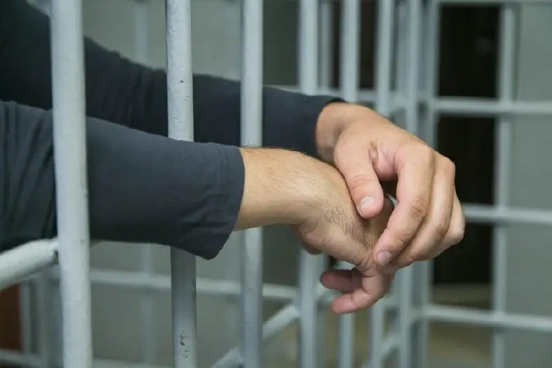 Aqtóbede oqýshyny zorlaǵan kúdiktini izdeý jumysy mınıstrlik baqylaýyna alyndy