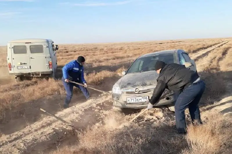 Sozaq polıtseıleri jolda adasyp, kóligi batpaqqa batqan shetel azamattaryna kómektesti