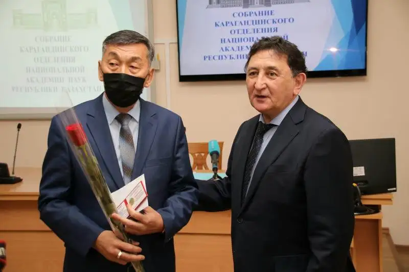 Qaraǵandyda UǴA jańa akademıkteri men korrespondent-múshelerine kýálik tapsyryldy