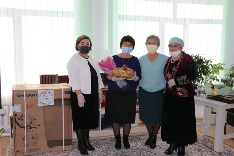 Aqtóbede aýyl turǵyndary jalǵyzbasty anaǵa úı alyp berdi