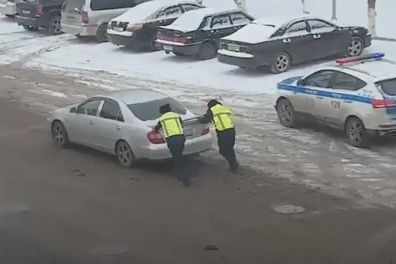 Buzylǵan kólikke kómekke kelgen tarazdyq polıtseıler týraly vıdeo tarady