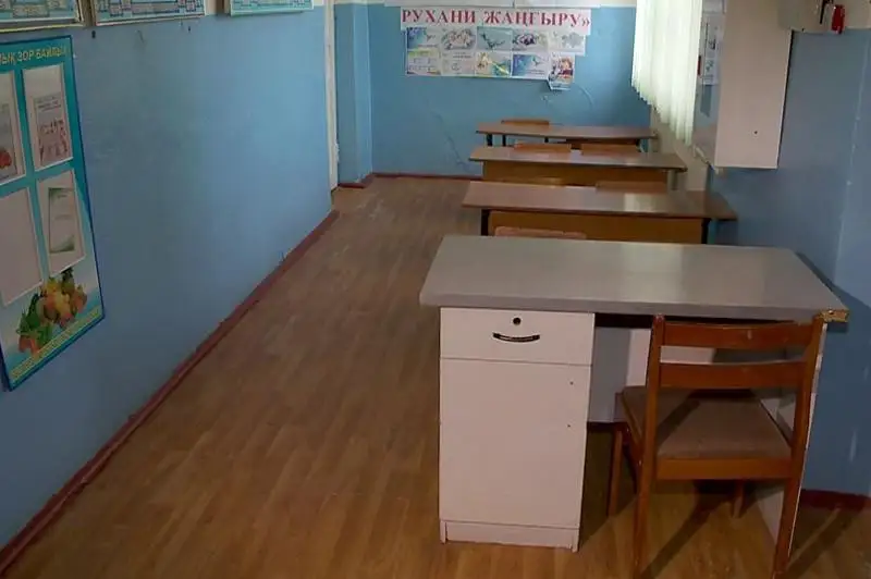 Almaty oblysy: Eńbek aýylynda balalar mekteptiń dálizinde oqyp jatyr