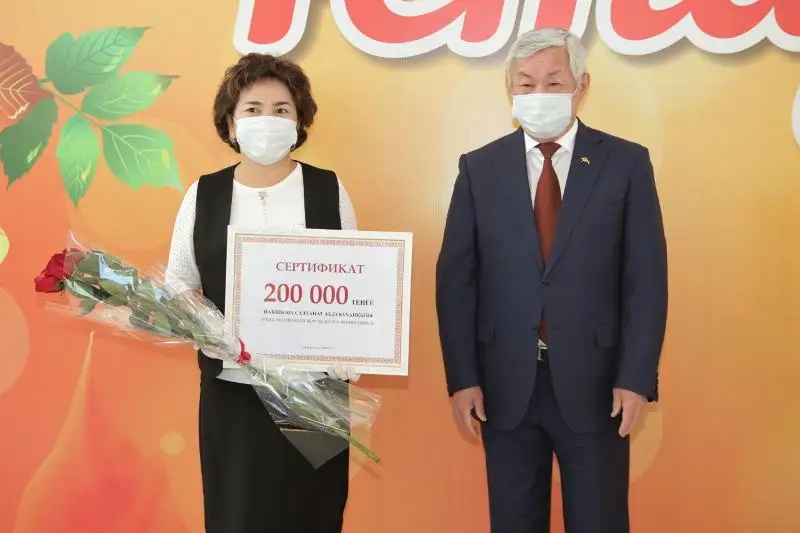 Berdibek Saparbaev úzdik muǵalimderdi marapattady