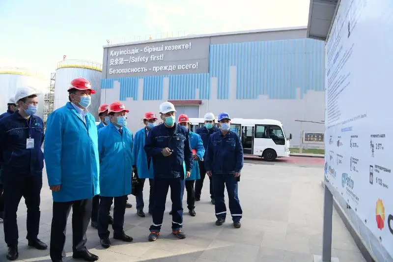 Nurlan Noǵaev Shymkenttegi munaı óńdeý zaýytynyń jumysymen tanysty