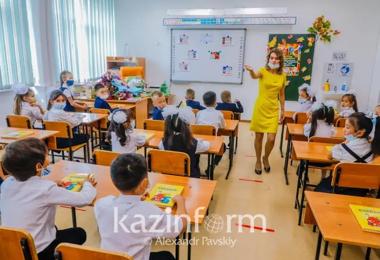 Muǵalimderdi qoldaý saıasatyn jalǵastyra beremiz - Prezıdent