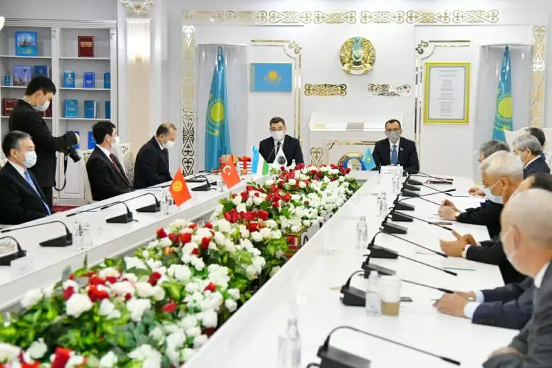 Máýlen Áshimbaev: Abaı men Naýaı eńbekterin qatar aýdarýdyń sımvolıkalyq máni bar