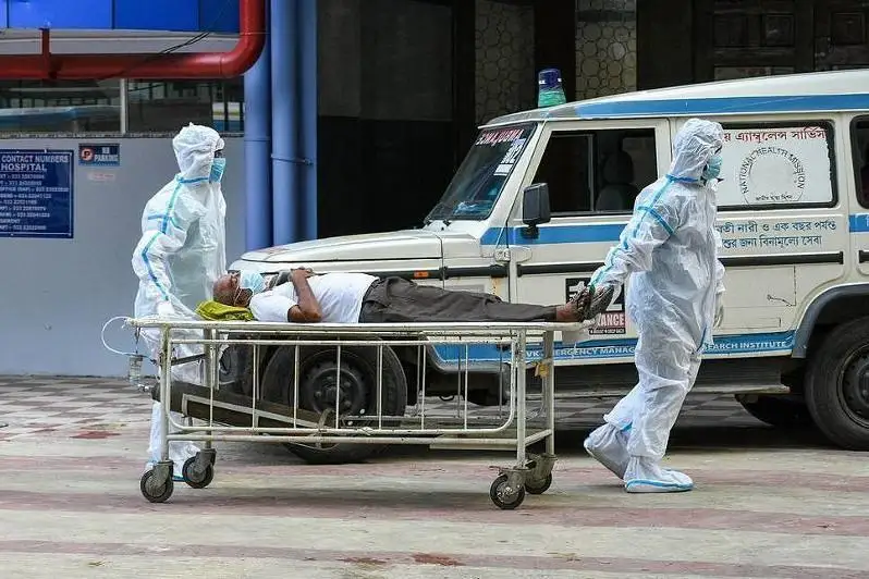 Álemde koronavırýs juqtyrý kórsetkishi bir aptada 15 paıyzǵa tómendedi