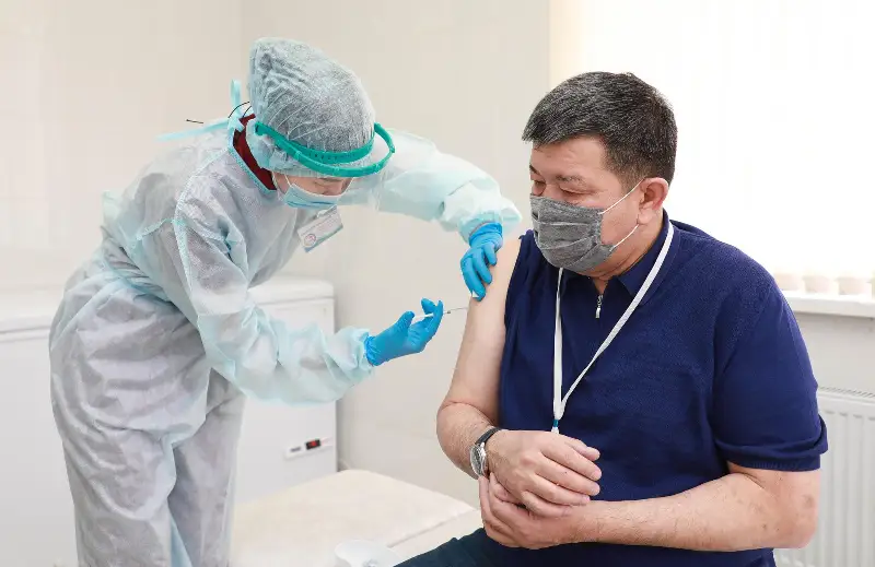 Atyraý oblysynyń ákimi Mahambet Dosmuhambetov vaktsına saldyrdy
