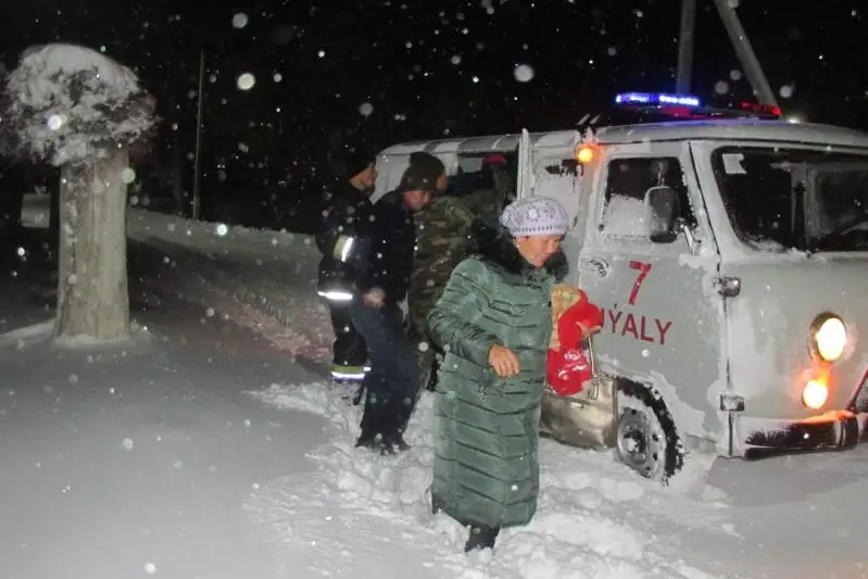 Жуалыда қар құрсауында қалған 140 адам құтқарылды