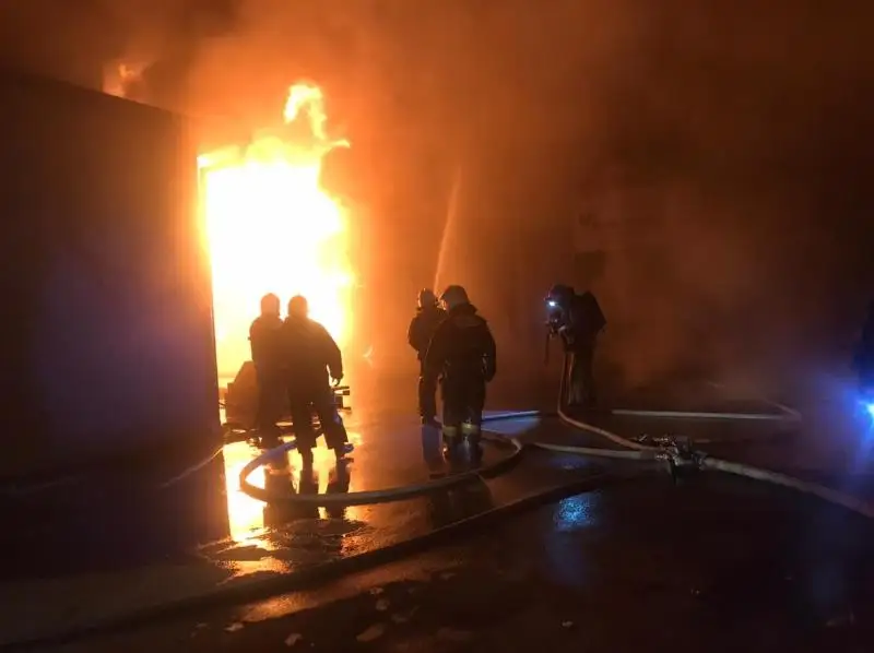 В Шымкенте загорелся  склад автозапчастей