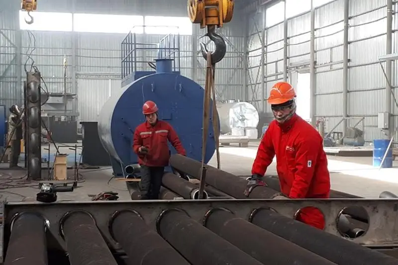 Aqtóbelik kásipker jalǵyz baspanasyn satyp, plastıkalyq qubyr shyǵaryp jatyr