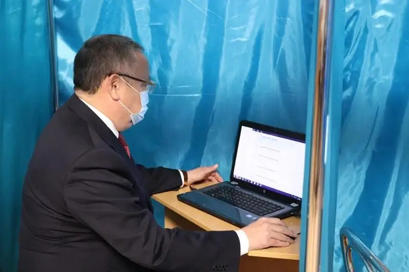 Ońdasyn Orazalın  praımerızge qatysqan úmitkerlerge daýys berdi