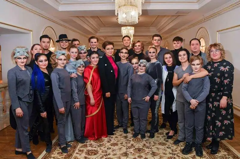 Darıǵa Nazarbaeva erekshe akterler teatrynyń jas ártisterimen kezdesti