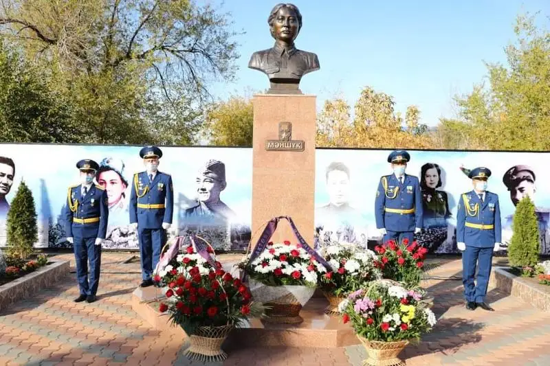 Ақтөбеде Мәншүк Мәметоваға ескерткіш қойылды