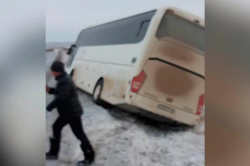 Qaraǵandy polıtseıleri jol shetine shyǵyp ketken avtobýstyń 42 jolaýshysyn qutqardy