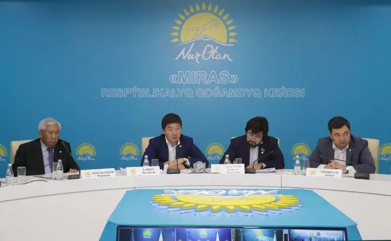 «Nur Otan» partııasyndaǵy jıynda memlekettik tildi damytý máselesi kóterildi