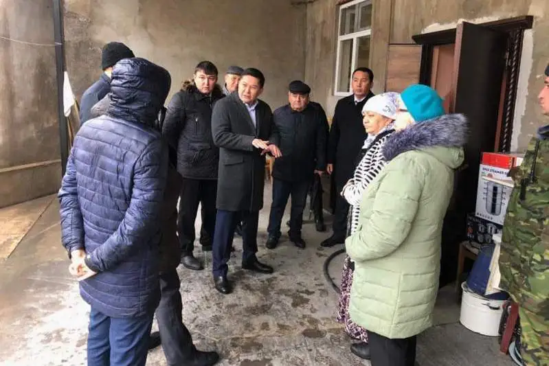 Shymkent qalasynyń ákimi aýlasyn sý basqan turǵyn úılerdi aralap shyqty