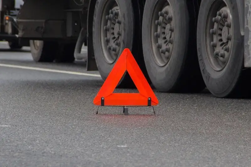Atyraýda jol erejesin óreskel buzǵan KamAZ júrgizýshisi 20 kúnge qamaldy
