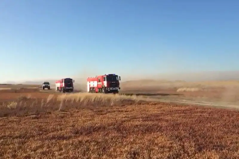 Каспий жағалауындағы өртенген қамысты сөндіру жұмыстары жалғасуда
