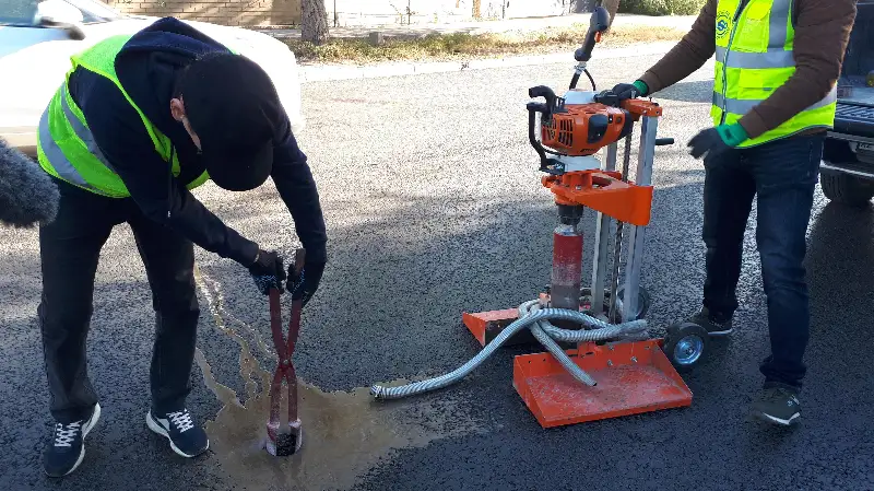 Aqtóbede merdigerler keıbir kósheniń jolyn qaıta salyp jatyr