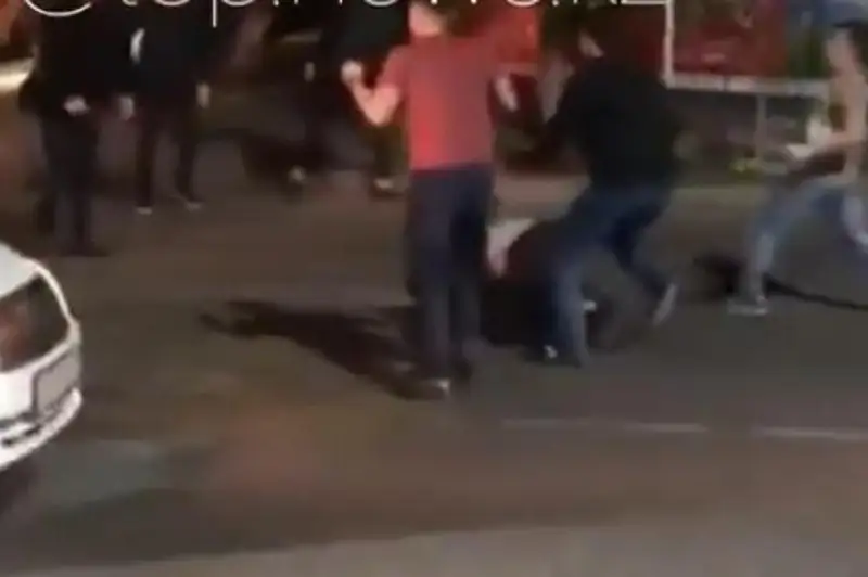Almatyda túngi klýbtyń janynda jappaı tóbeles boldy