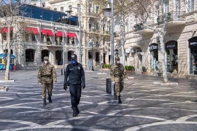 Ázerbaıjanda polıtsııa azamattardyń kovıd pasportyn teksere bastaıdy