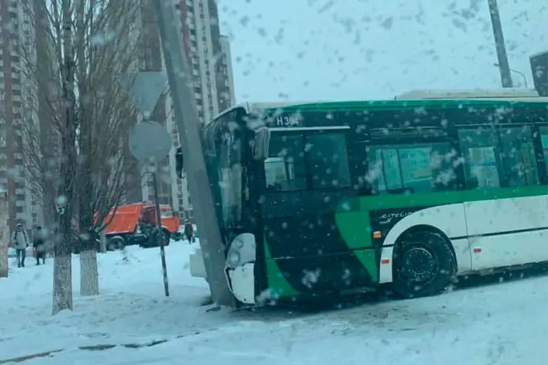 Пять пассажиров автобуса пострадали в ДТП в столице