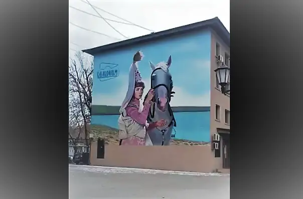 Shymkentte Qyz Jibektiń sýretine «jan bitip», Gákký ánin shyrqaıtyn boldy