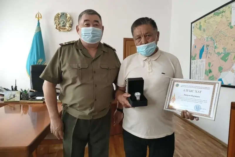 Esil ózenine qulap ketken ana men balany qutqarǵan astana turǵyny marapattaldy