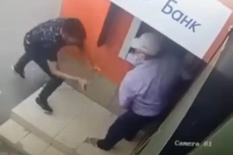 Oralda bankomat janynda zeınetkerdiń aqshasyn alyp qashqan turǵyn ustaldy