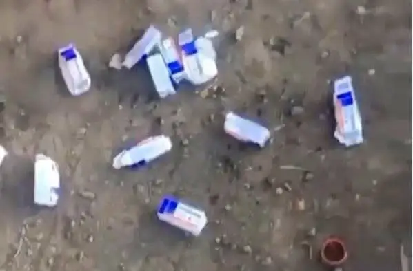 Atyraý turǵyndary psıhotropty preparat satqan adamnan dárini tartyp alyp, taptap tastady