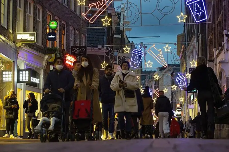Nıderlandta búginnen bastap qatań lokdaýn engizilip, dúkender jabylady
