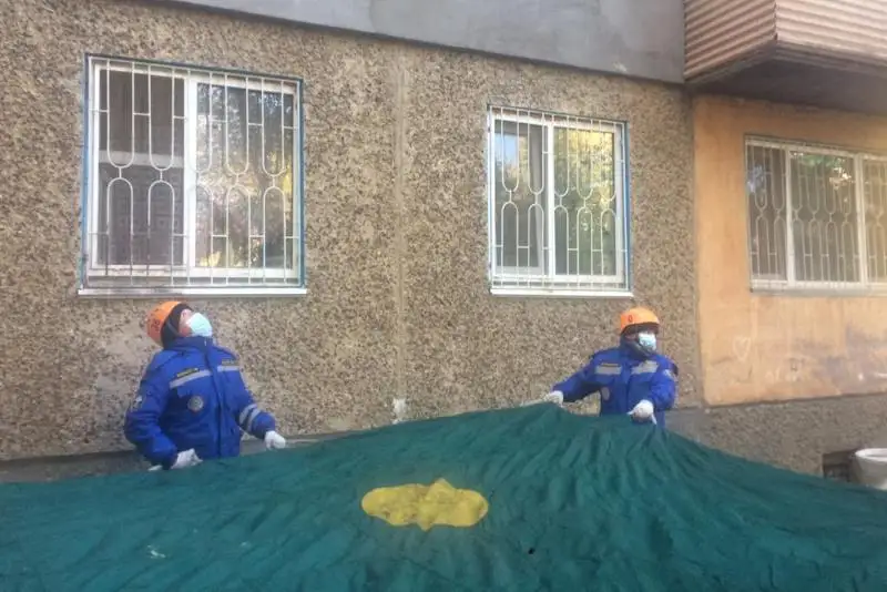 Оралда төртінші қабаттан секірмек болған 32 жастағы әйел құтқарылды