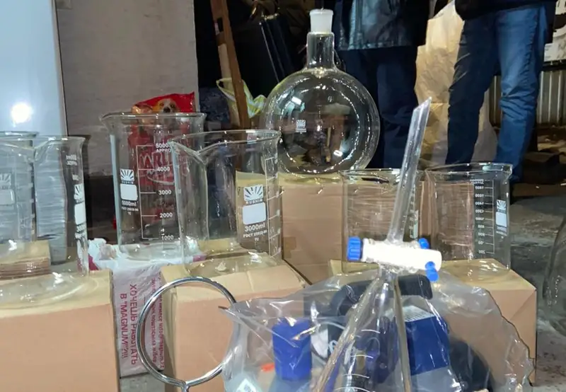 Qaraǵandyda úsh jasóspirim sıntetıkalyq esirtki jasaıtyn zerthana ashqan