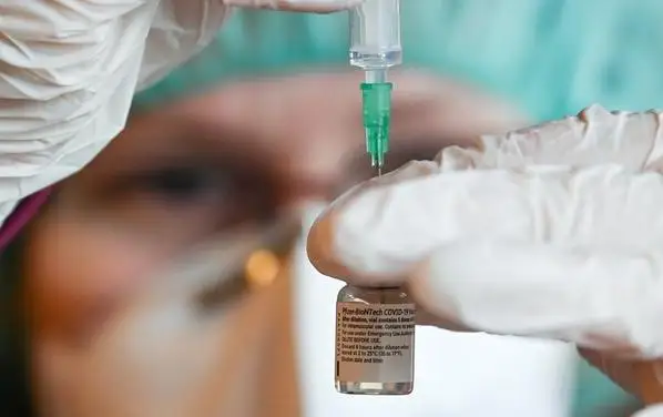 Пятикратной дозой вакцины от коронавируса по ошибке привили пациентов в Германии