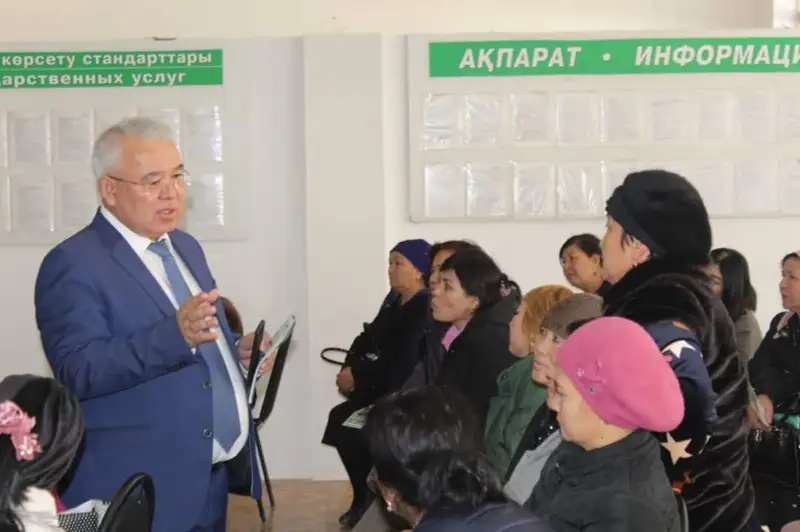 Keles aýdanynyń turǵyndaryna medıtsınalyq saqtandyrýdyń joldary túsindirildi