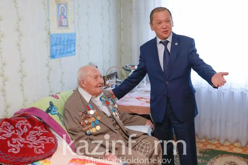 Qarttar kúni: Birjan Nurymbetov elordalyq júz jastaǵy soǵys ardagerin quttyqtady