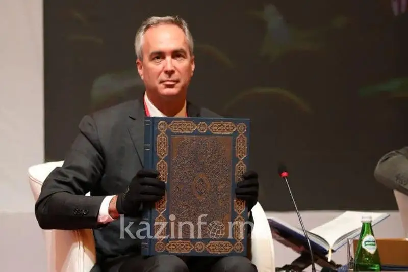 Tashkentte Mırzo Ýlýgbektiń tapsyrmasy boıynsha jasalǵan biregeı qoljazba tanystyryldy