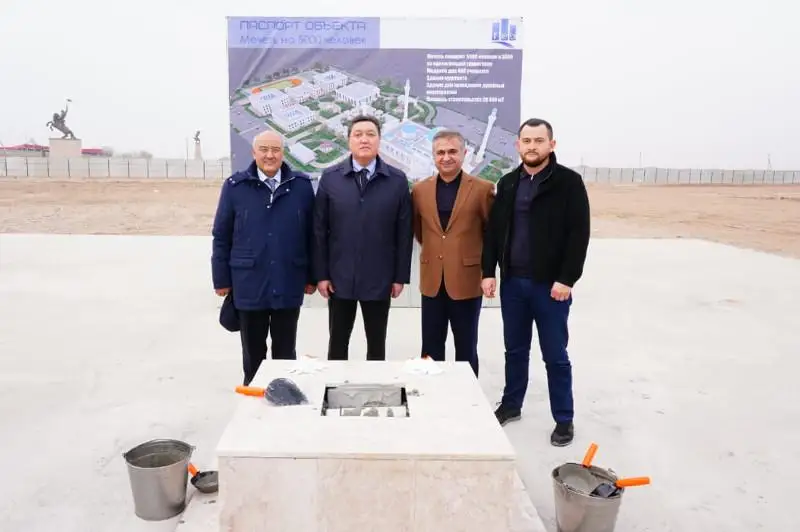 Túrkistanda sáýleti erekshe eńseli meshit boı kóteredi